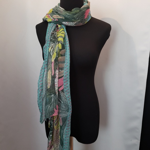 Parrot Scarf - Picture 3 of 5